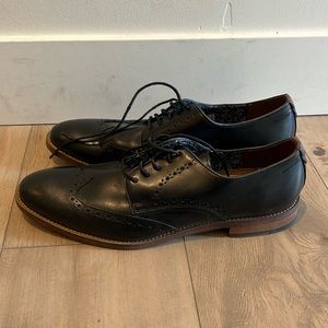 Like new! Johnston & Murphy black dress shoes!